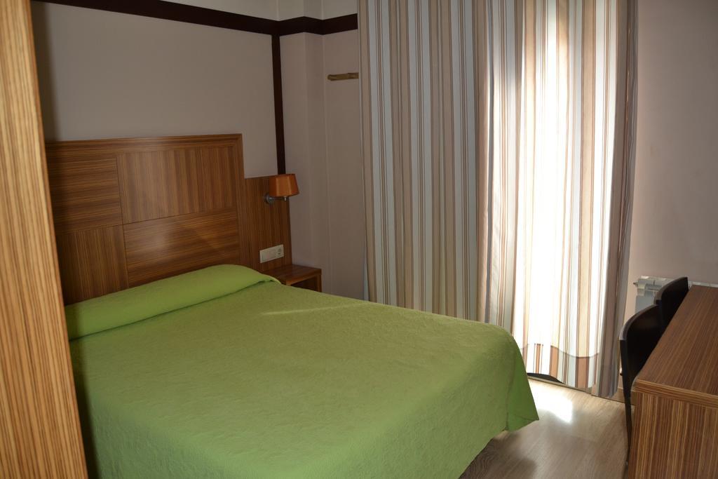 Hotel Apartamentos Don Juan I Alcalá de Henares Zimmer foto
